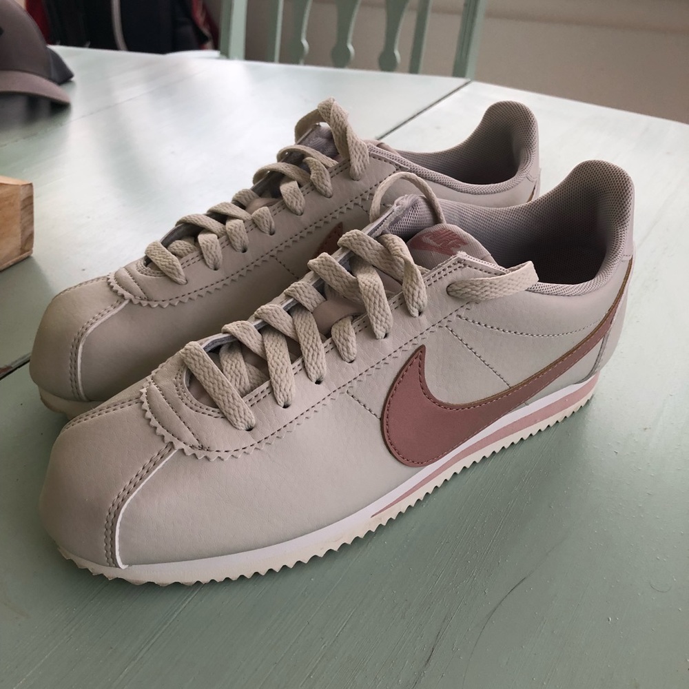 Nike Cortez Women’s light bone/pink/white EUC